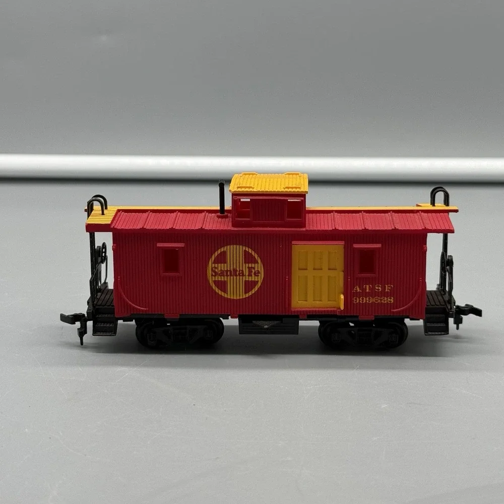HO Scale Bachmann ATSF #999628 Caboose Model Train Car